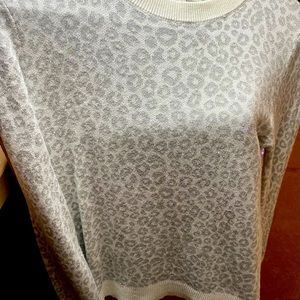 🔥3 for $20 Sweater. White/grey leopard print. XS.